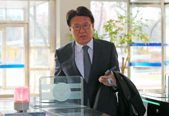 집무실로 이동하는 황운하 청장      (대전=연합뉴스) 김준범 기자 = 황운하 대전지방경찰청이 28일 오전 대전시 서구 대전지방경찰청으로 출근하고 있다. 서울중앙지검은 황 청장이 울산지방경찰청장으로 재직하면서 지난해 6·13 지방선거 직전 김기현 당시 울산시장을 낙선시키려고 청와대 지시에 따라 '하명수사'를 벌였는지 확인하고 있다. 2019.11.28      psykims@yna.co.kr  (끝)